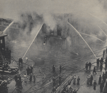 300309 Afbeelding van het blussen van de brand in het warenhuis Galeries Modernes (Lange Viestraat 2-10) te Utrecht.